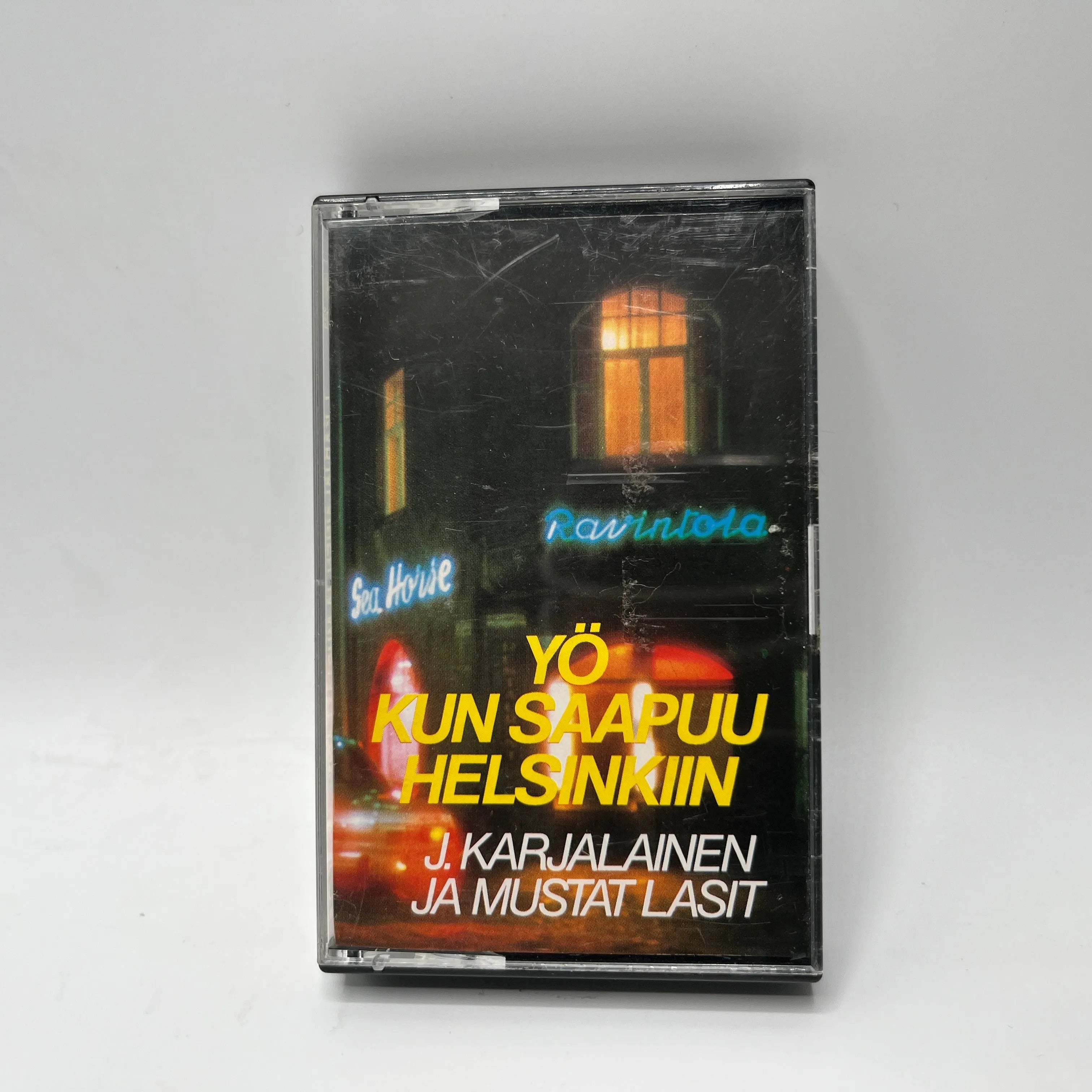 J. Karjalainen Ja Mustat Lasit – Yö Kun Saapuu Helsinkiin C-Kasetti